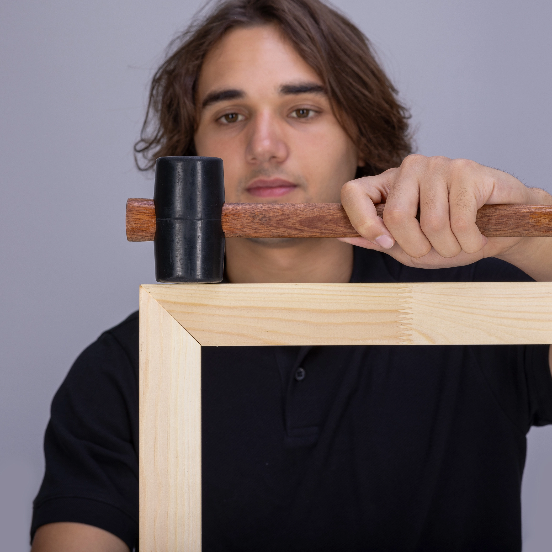 Utilisez un marteau en caoutchouc pour fixer les baguettes du châssis.