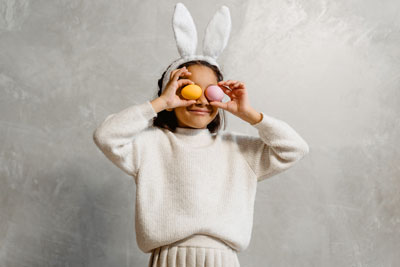 Bricolage de Pâques avec les enfants – Décoration murale avec de vrais œufs de Pâques